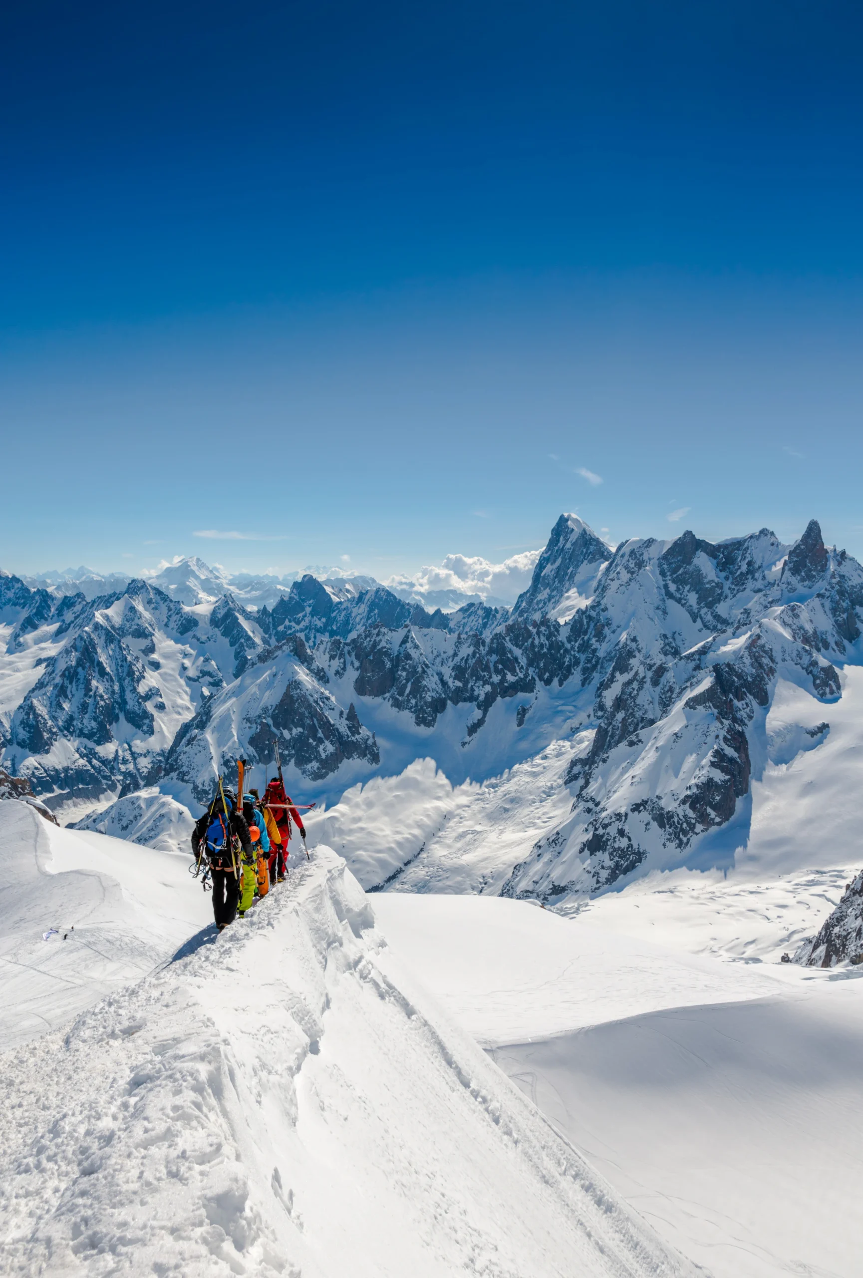 Photo d'un groupe grimpant les sommets de Chamonix, dans la neige