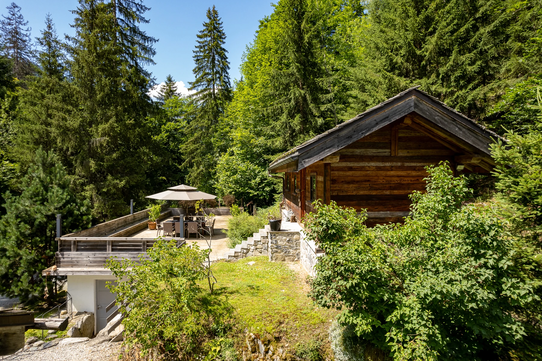 Photo de profil de la dépendance et de la grande terrasse