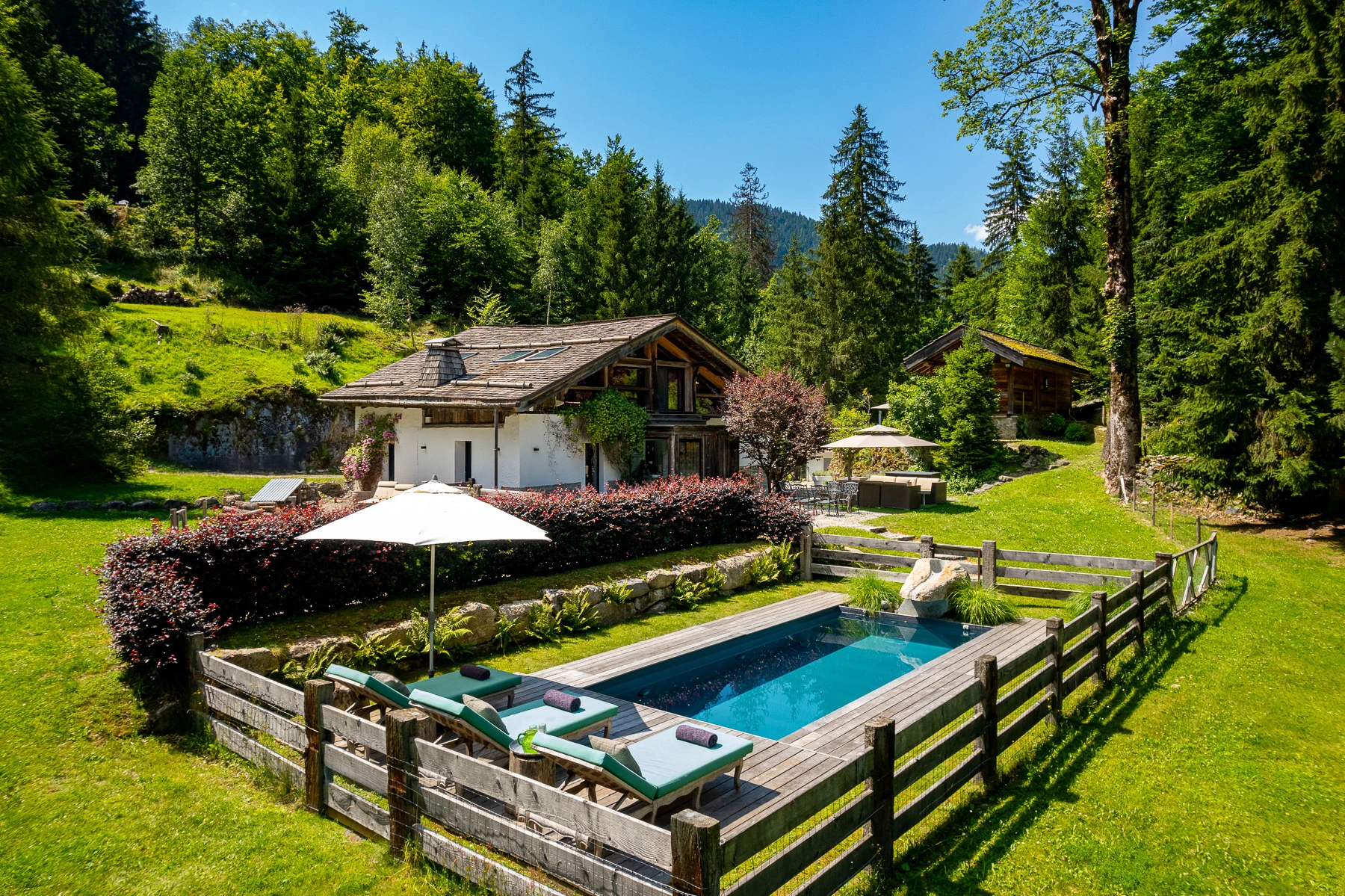 Photo de la doret dormante, piscine, parasols, terraind e petanque, transats