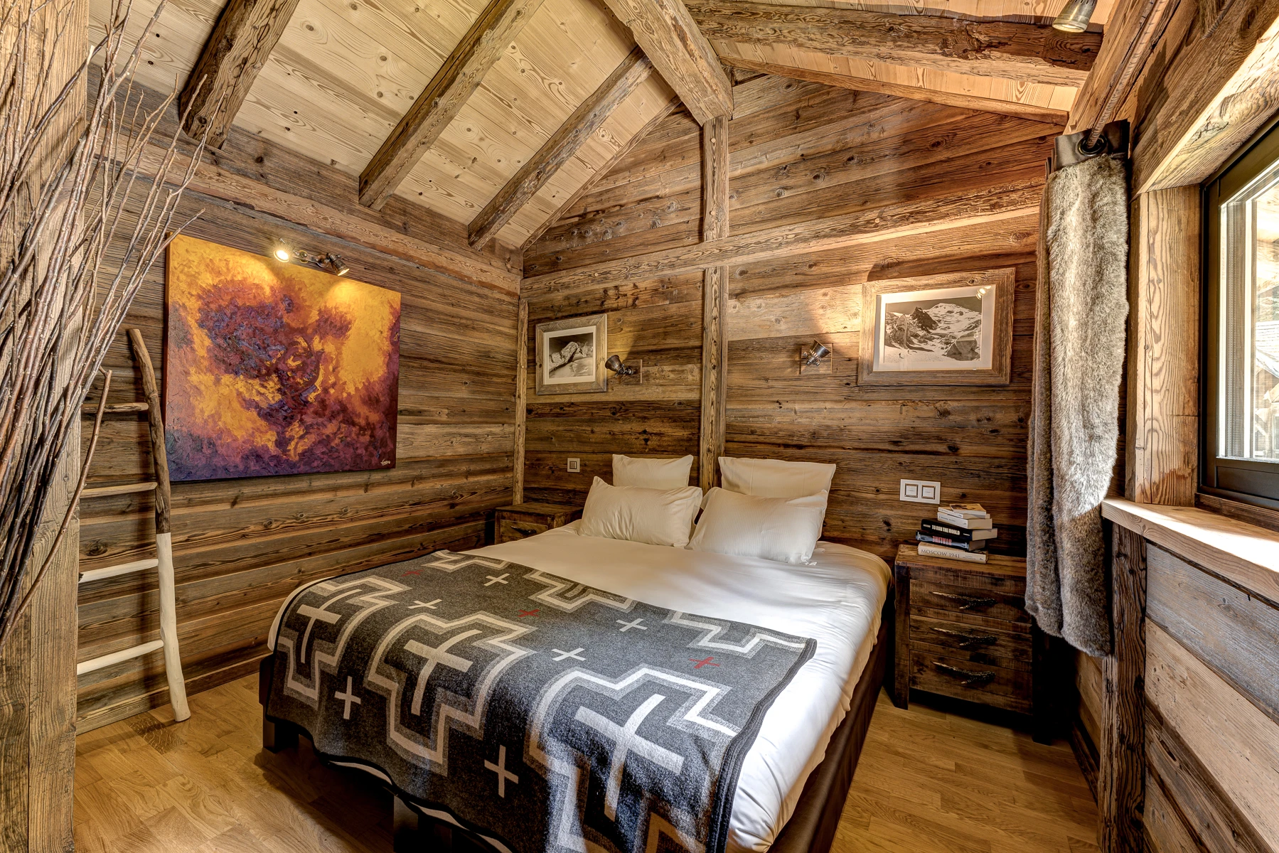 Photo de la deuxième chambre. Rangements, lit king size, décoration montagne Haute-Savoie