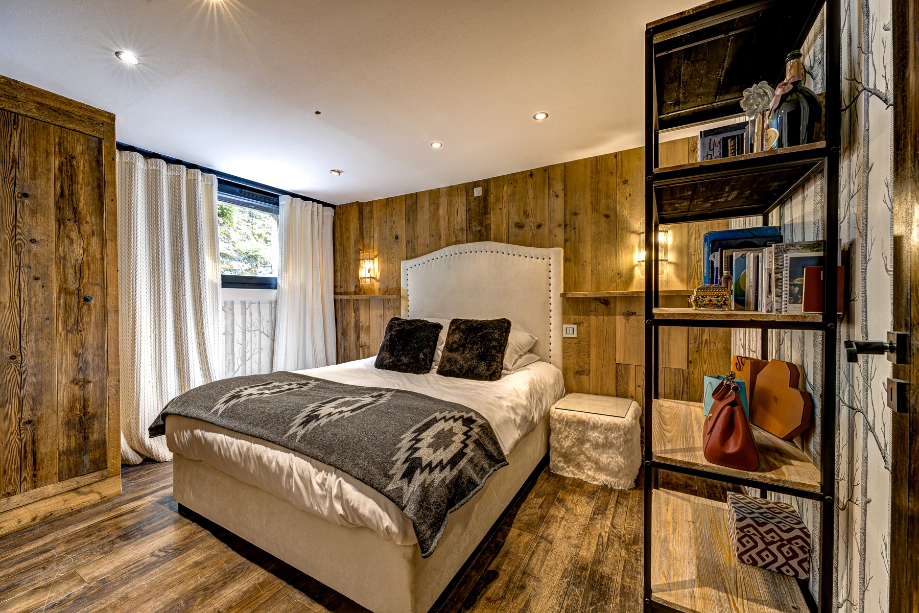 Photo de la deuxième chambre au rez-de-chaussée-de chaussée de la maison principale. Lit queen size.