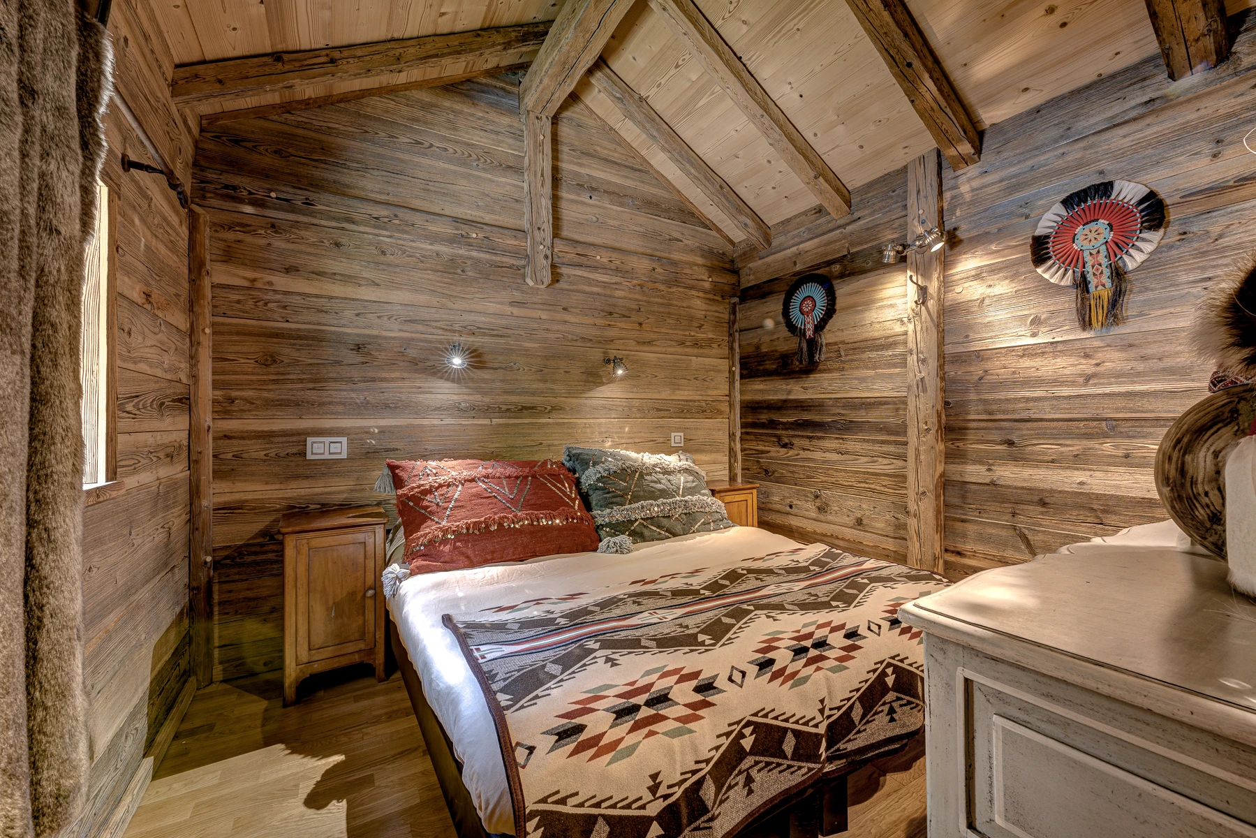 Photo de la première chambre de la grande dépendance. Lit king size, décoration chalet montagne western.