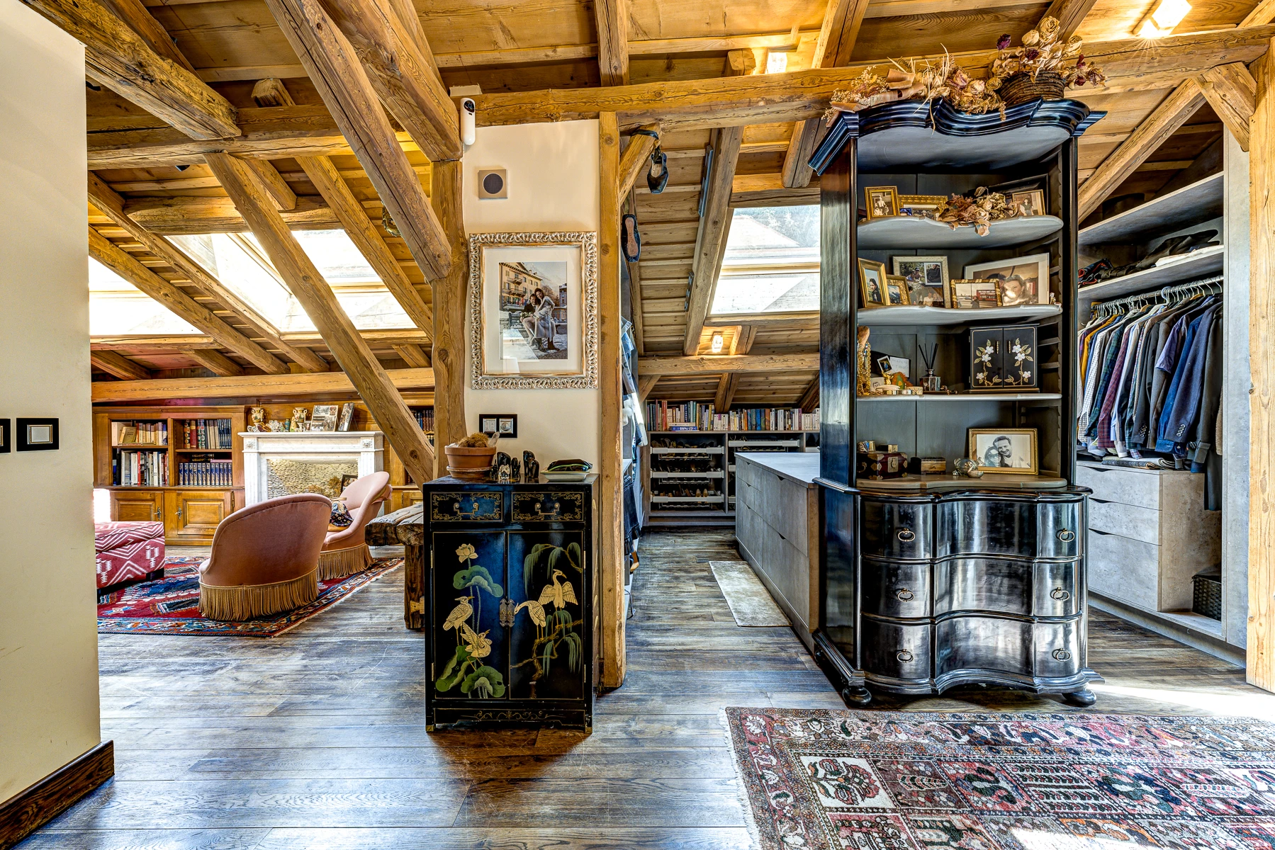 Photo de l'entrée de la chambre master. À gauche se trouve le coin bibliothèque et à droite, le dressing