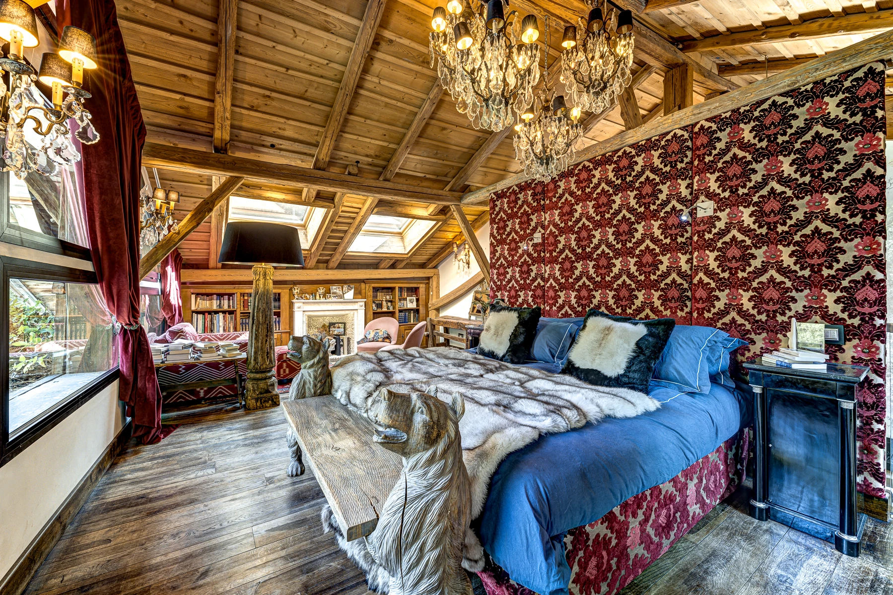 Photo du grand lit avec couverture en fourrure et décoration montagne