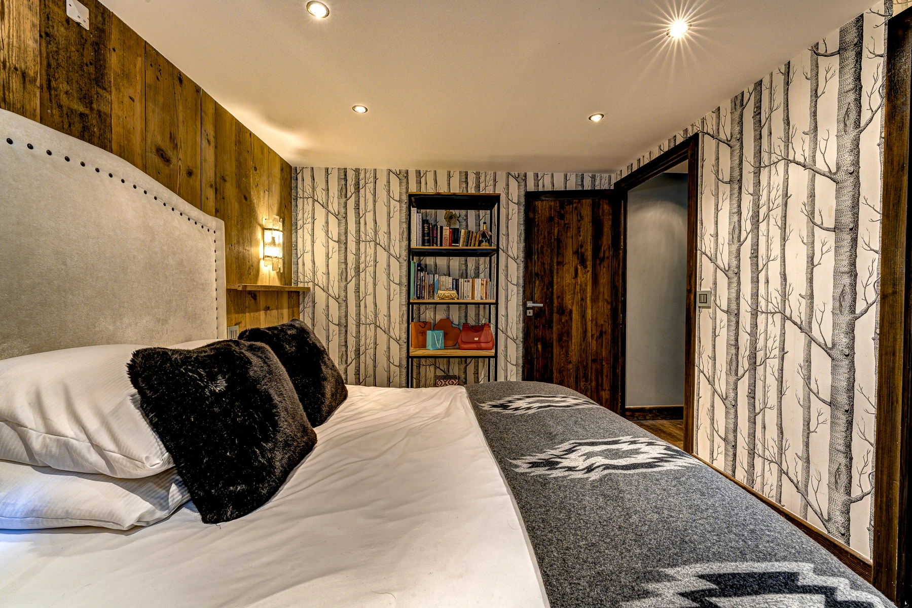 Photo de l'autre angle de la deuxième chambre. Lit queen size, rangement, salle de bain et toilettes privatives