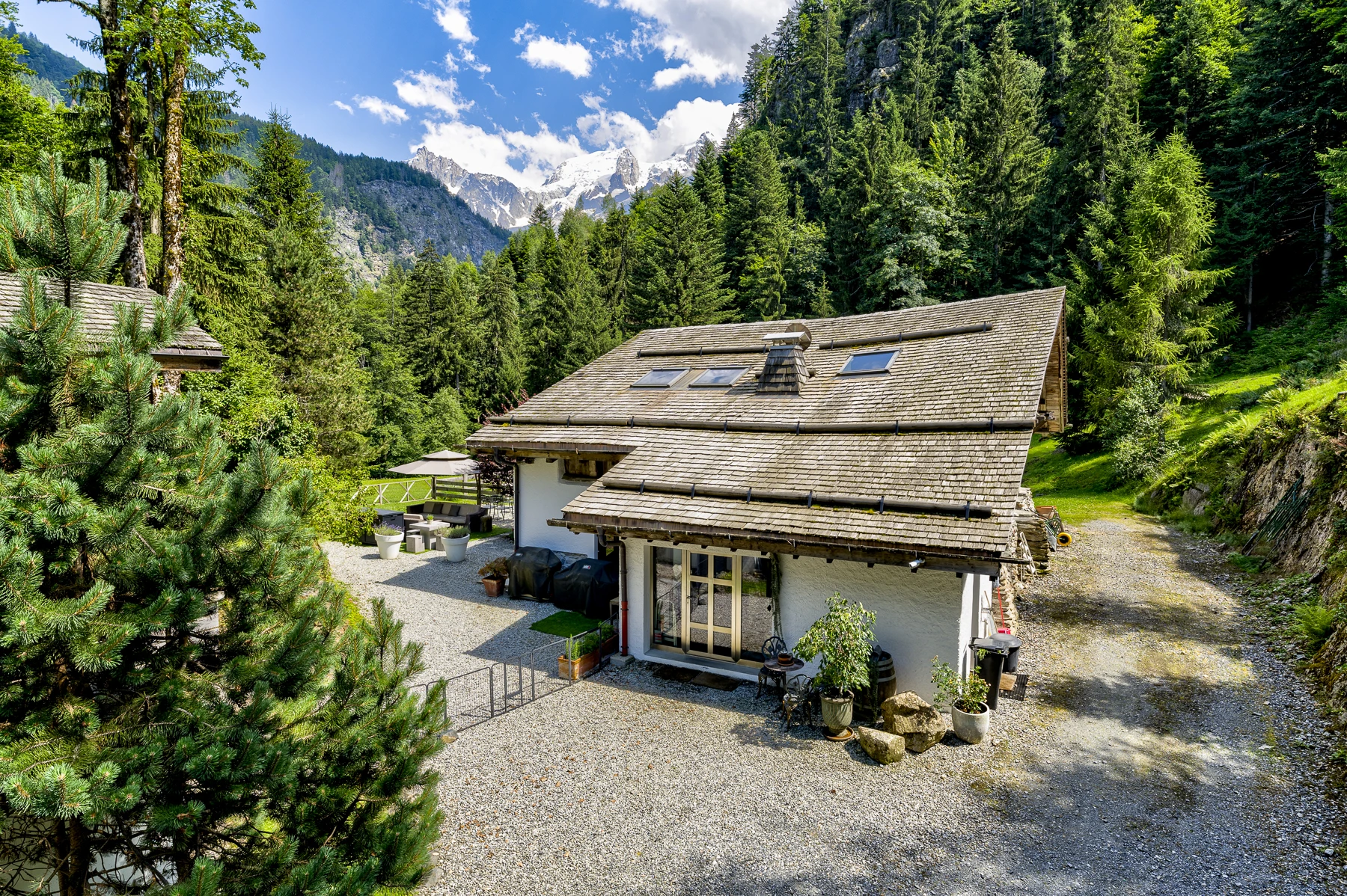 Photo de la maison principale de La Forêt Dormante avec l'Aiguille du Midi en arrière-plan