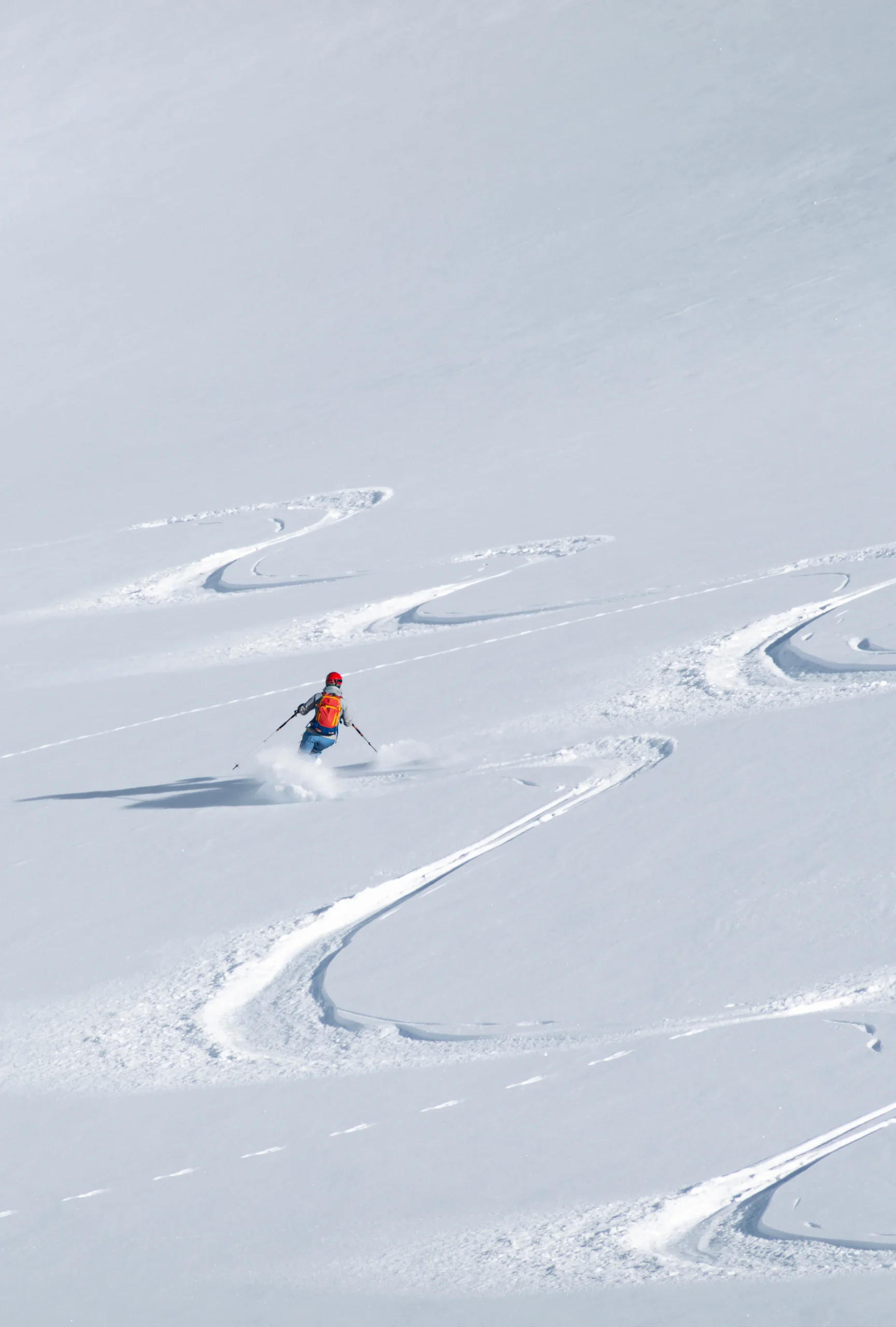 Photo d'une femme en plein hors-piste dans la neige fraîche de Chamonix