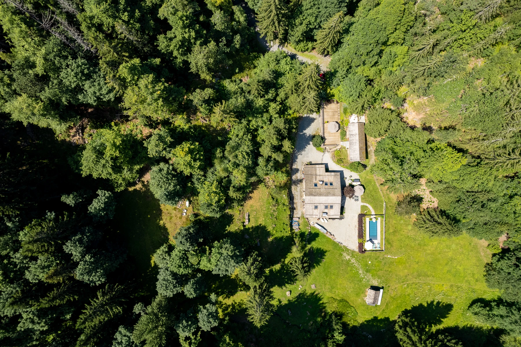 Vue de haut de la propriété. Une maison avec ses 1 hectares de jardin et 5 de forêt