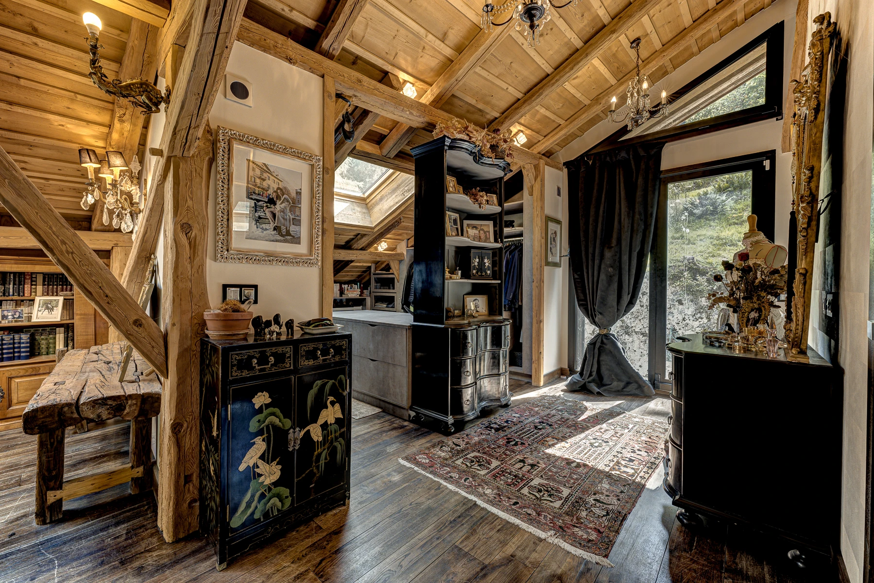 Vue sur la chambre master sous les toits décorée dasn une ambiance luxe et chalereuse de montagne