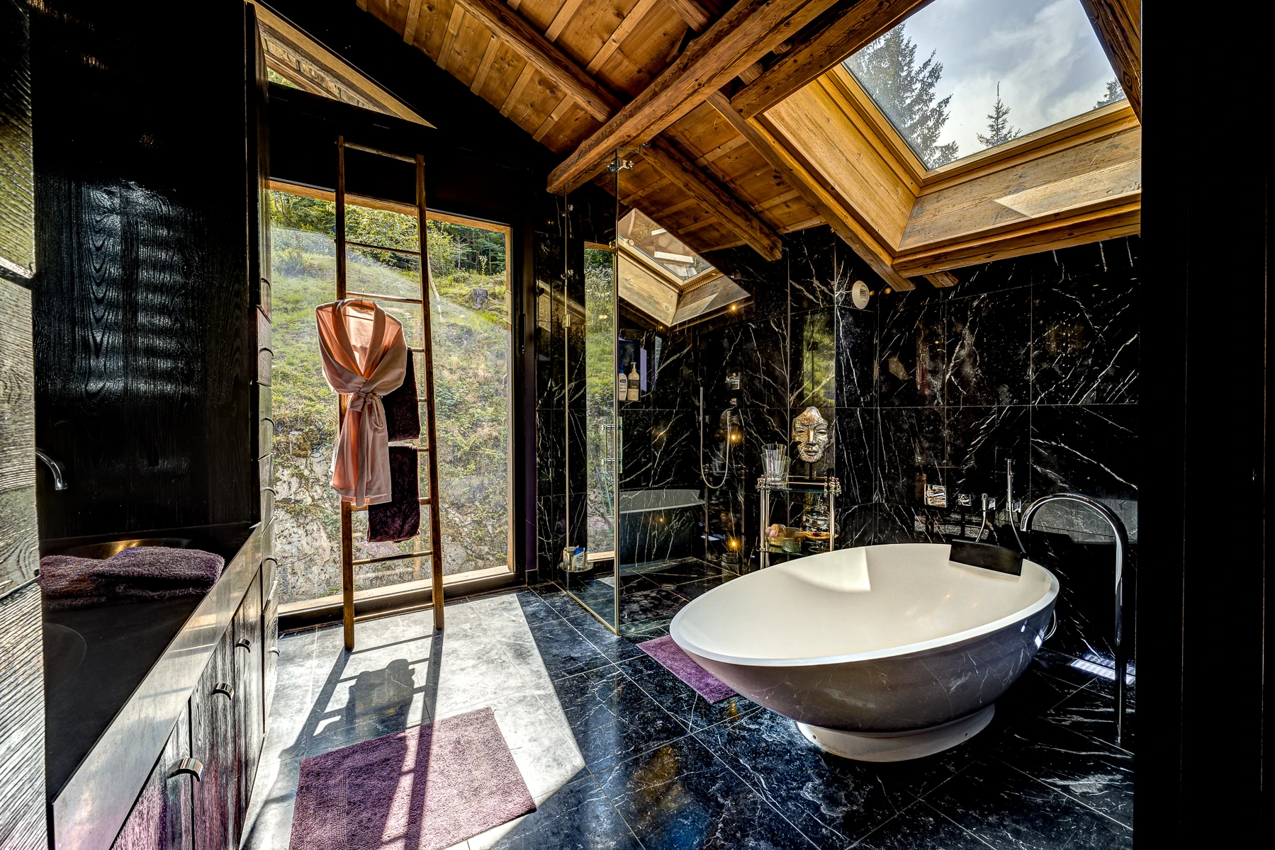 Photo de la grande salle de bain, baie vitrée, douche et baignoire, vélux, marbre noir