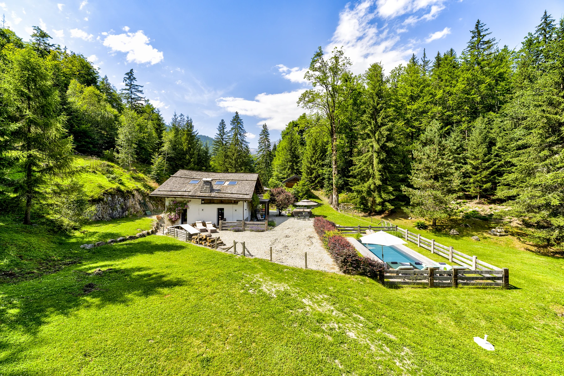Photo du flanc droit de la maison, vue de loin