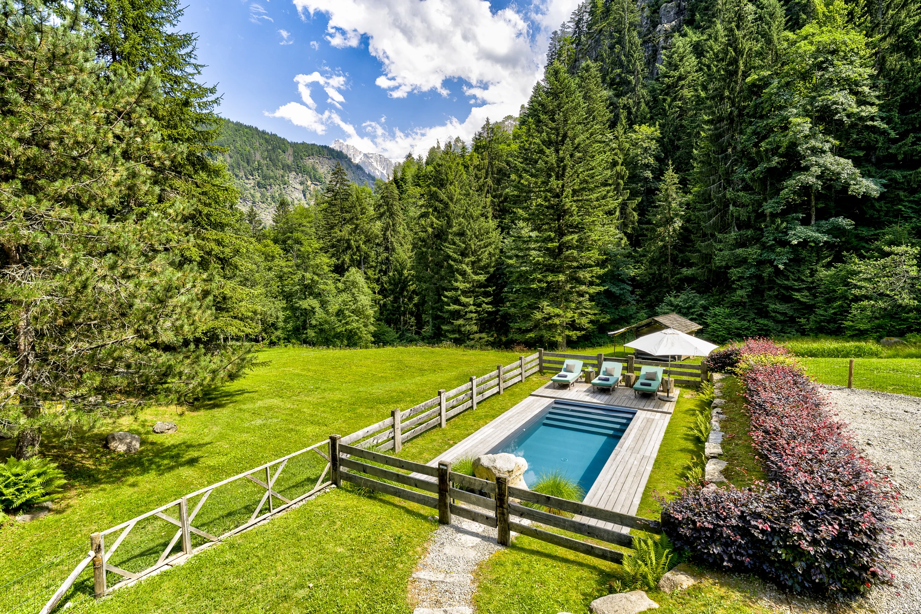 Vue de la piscine extérieure chauffée et ouverte pour l'été.
