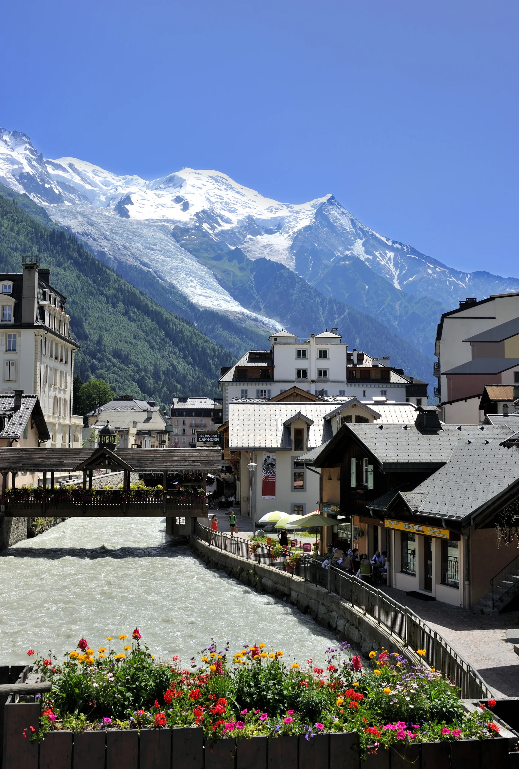 Photo du centre ville de Chamonix en plein été, sous un jour ensoleillé