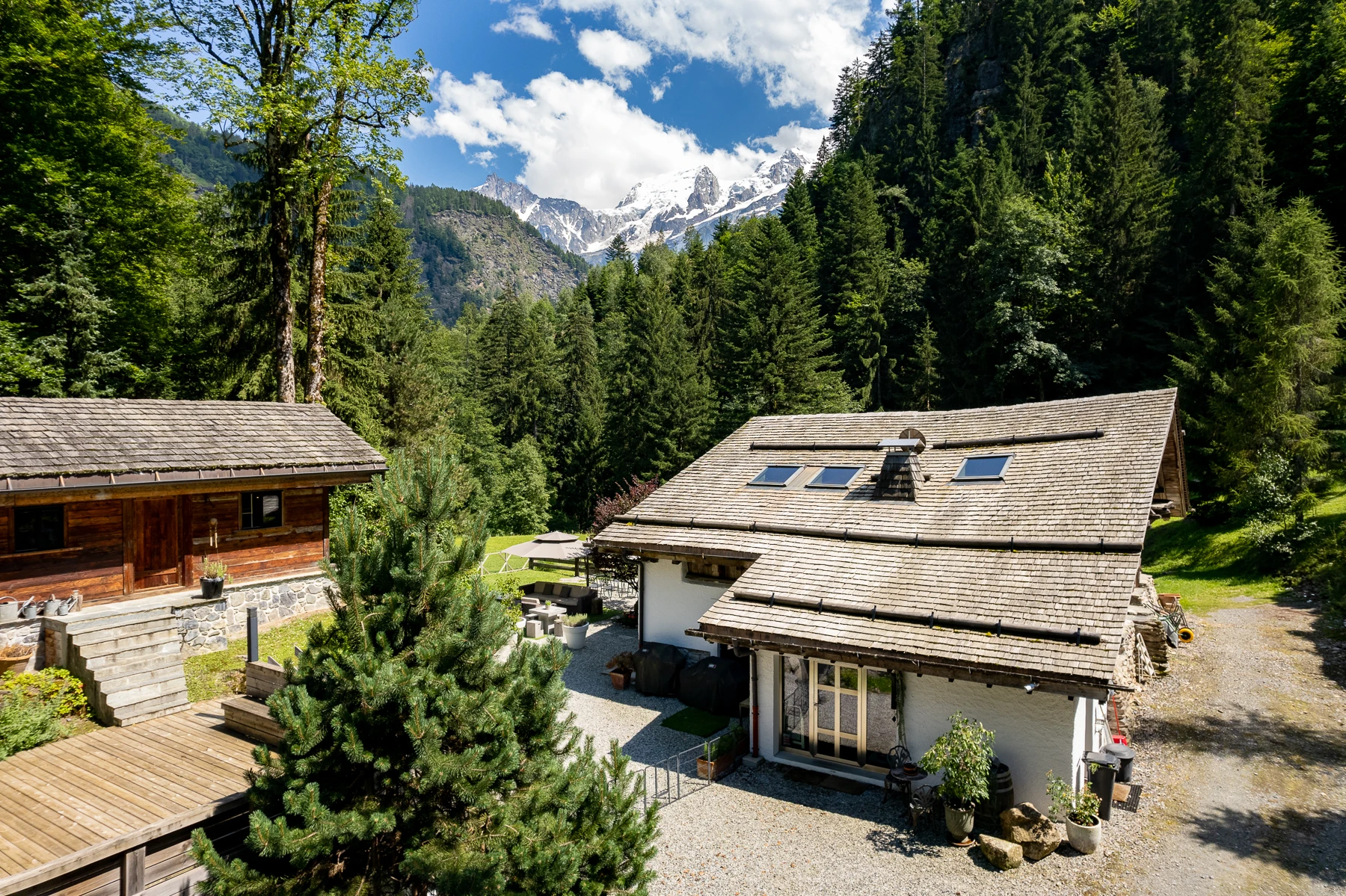 Photo de la maison principale et de sa dépendance, arrière plan, vue sur le mont blanc