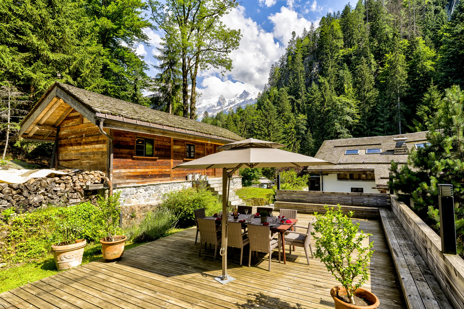 Photo de la terrasse avec table à manger et parasol