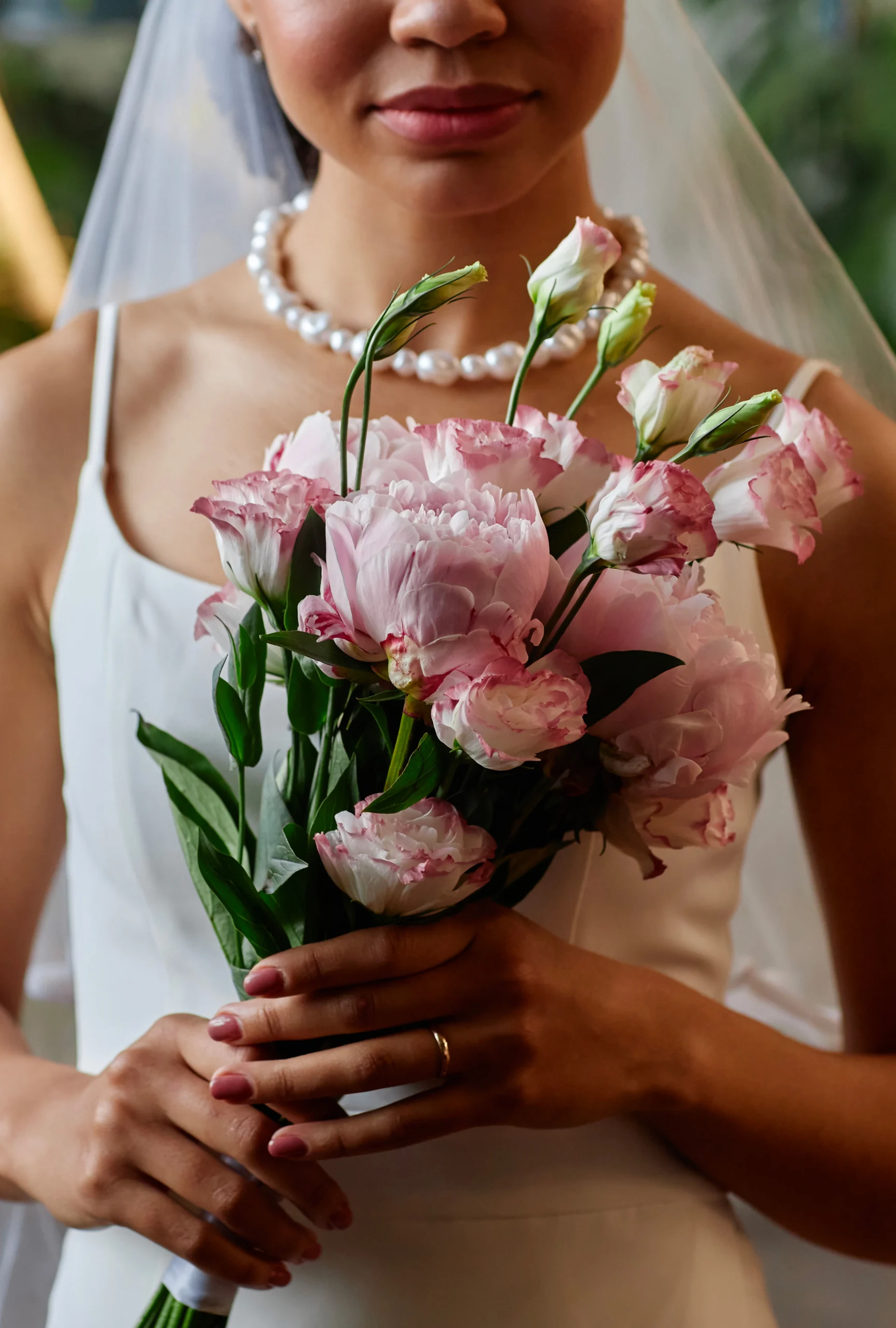 Photo d'une mariée avec un magnifique bouquet de roses jaunes entre les mains