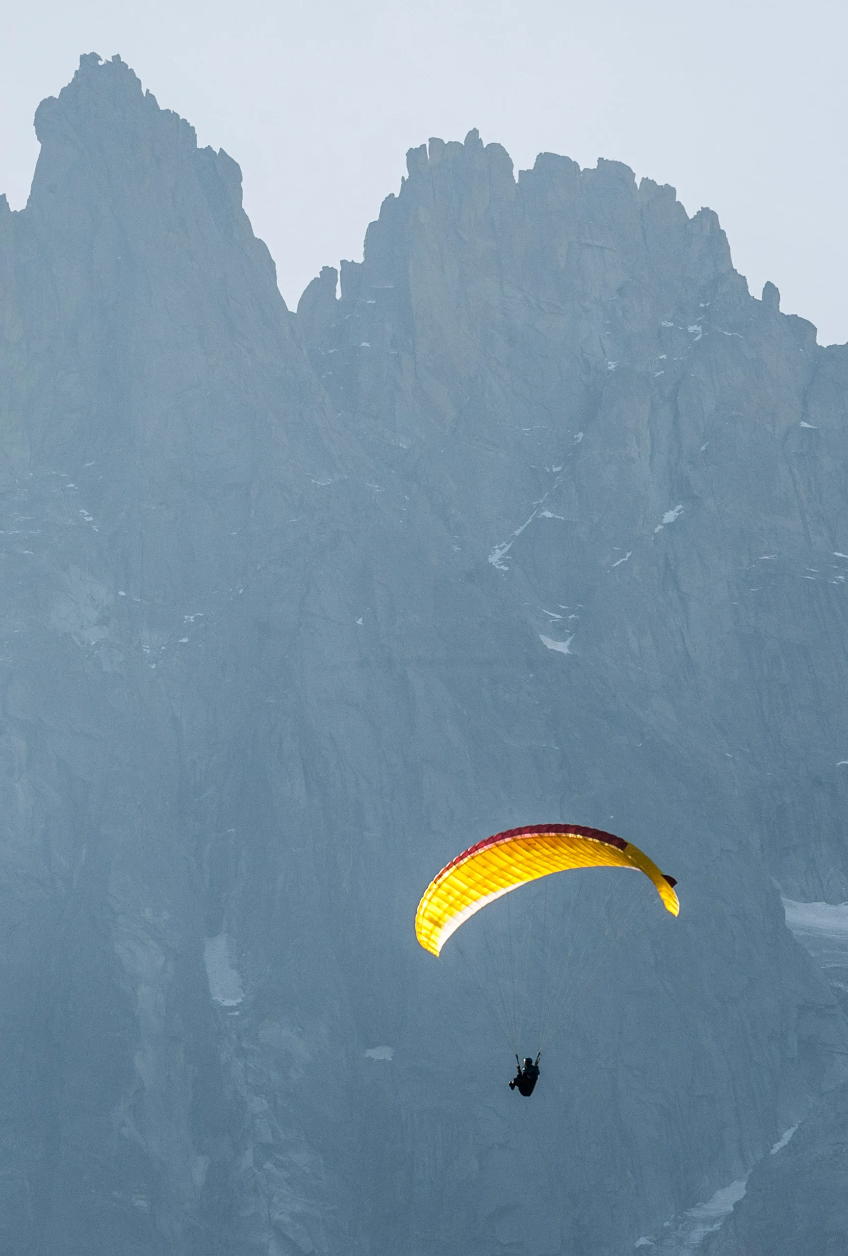 Photo d'un parapente devant l'aguille du midi