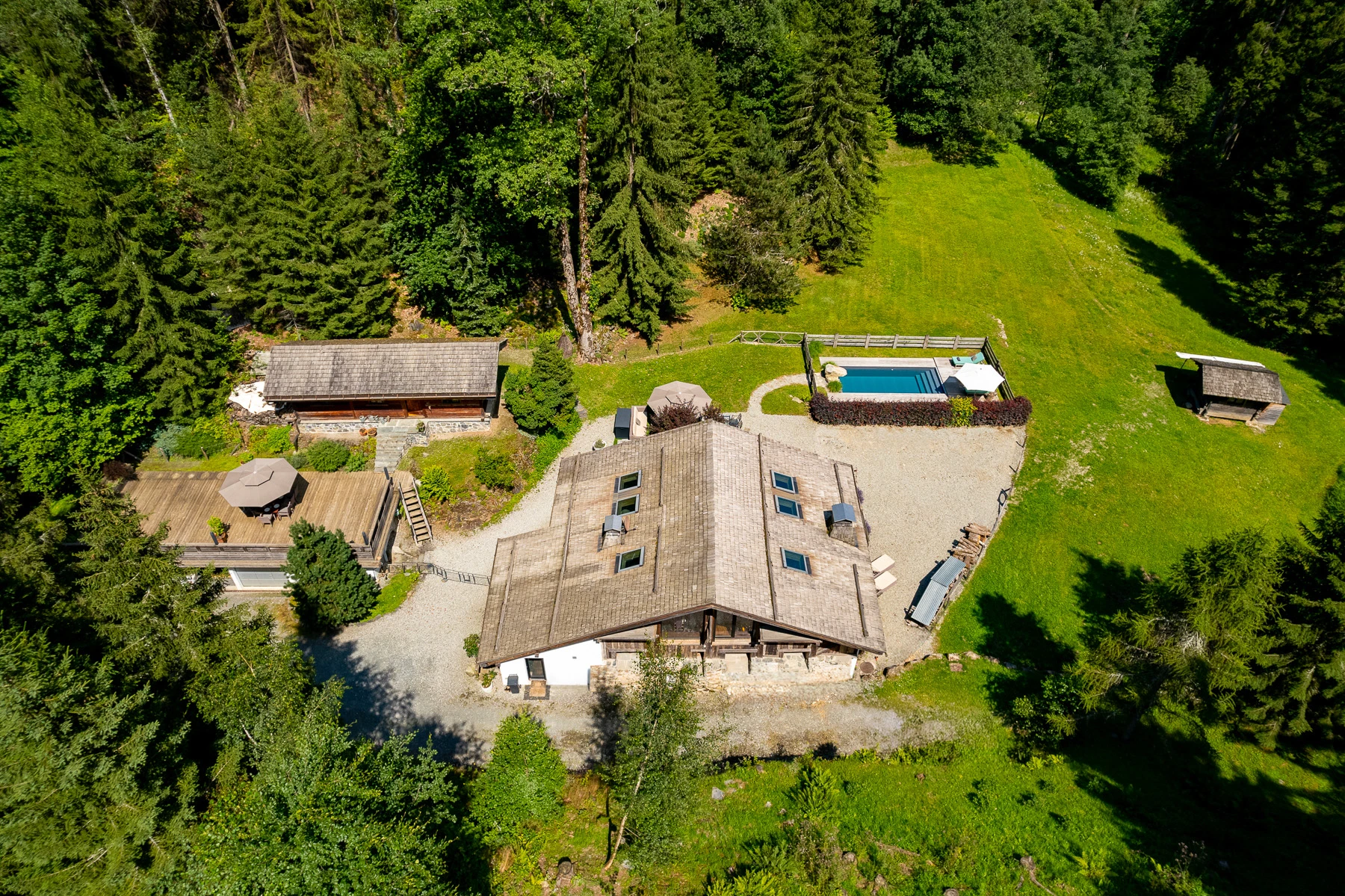 Vue de drone de toute la propriété La Forêt Dormante, la maison princpale, le garage, les deux dépendances, la piscine et le terrain de pétanque