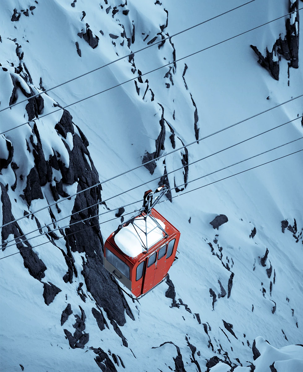 Image vue de haut d'une remontée mécanique à Chamonix, sous la neige