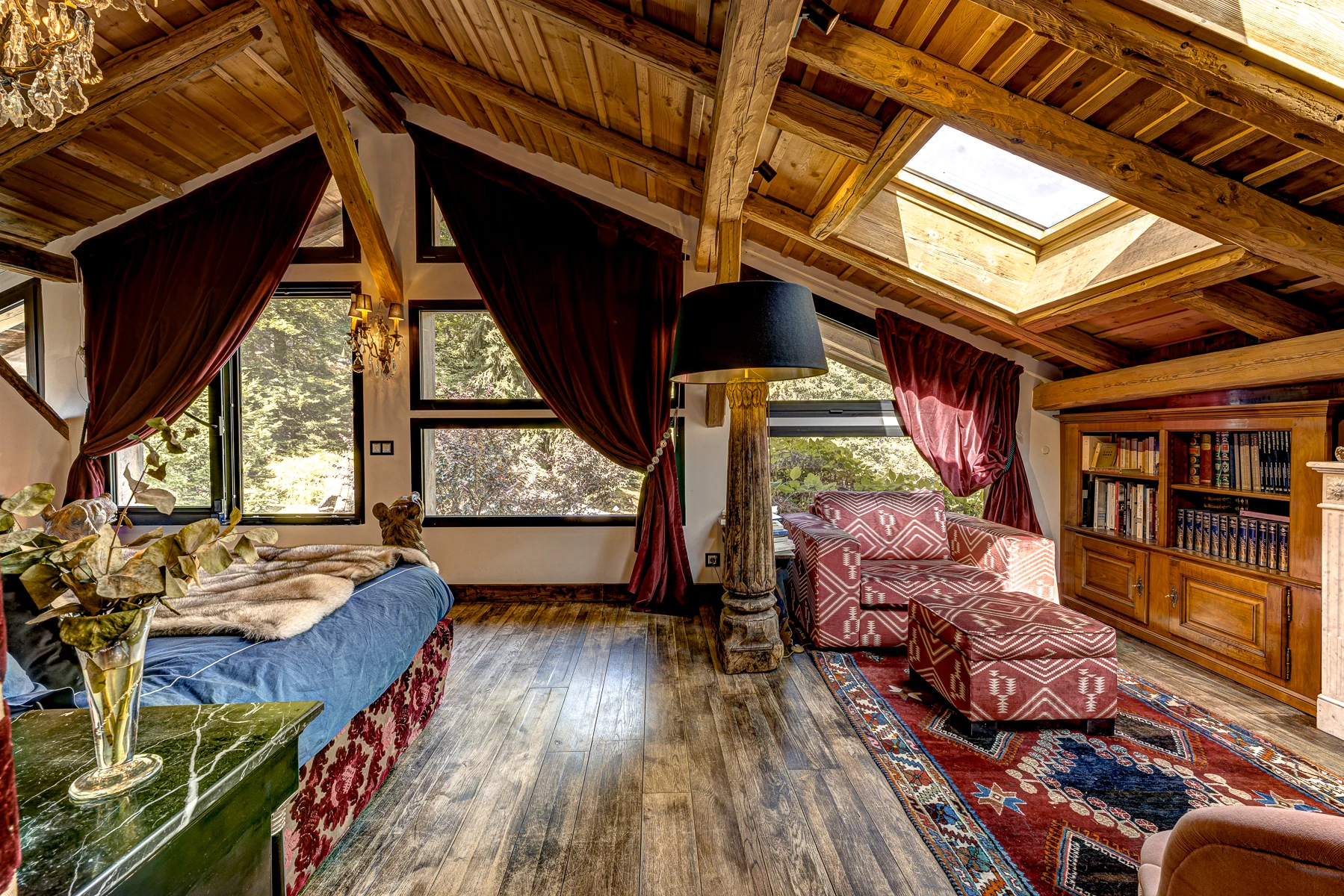 Photo de la chambre master. À gauche, le lit king size, à droite, le coin bibliothèque