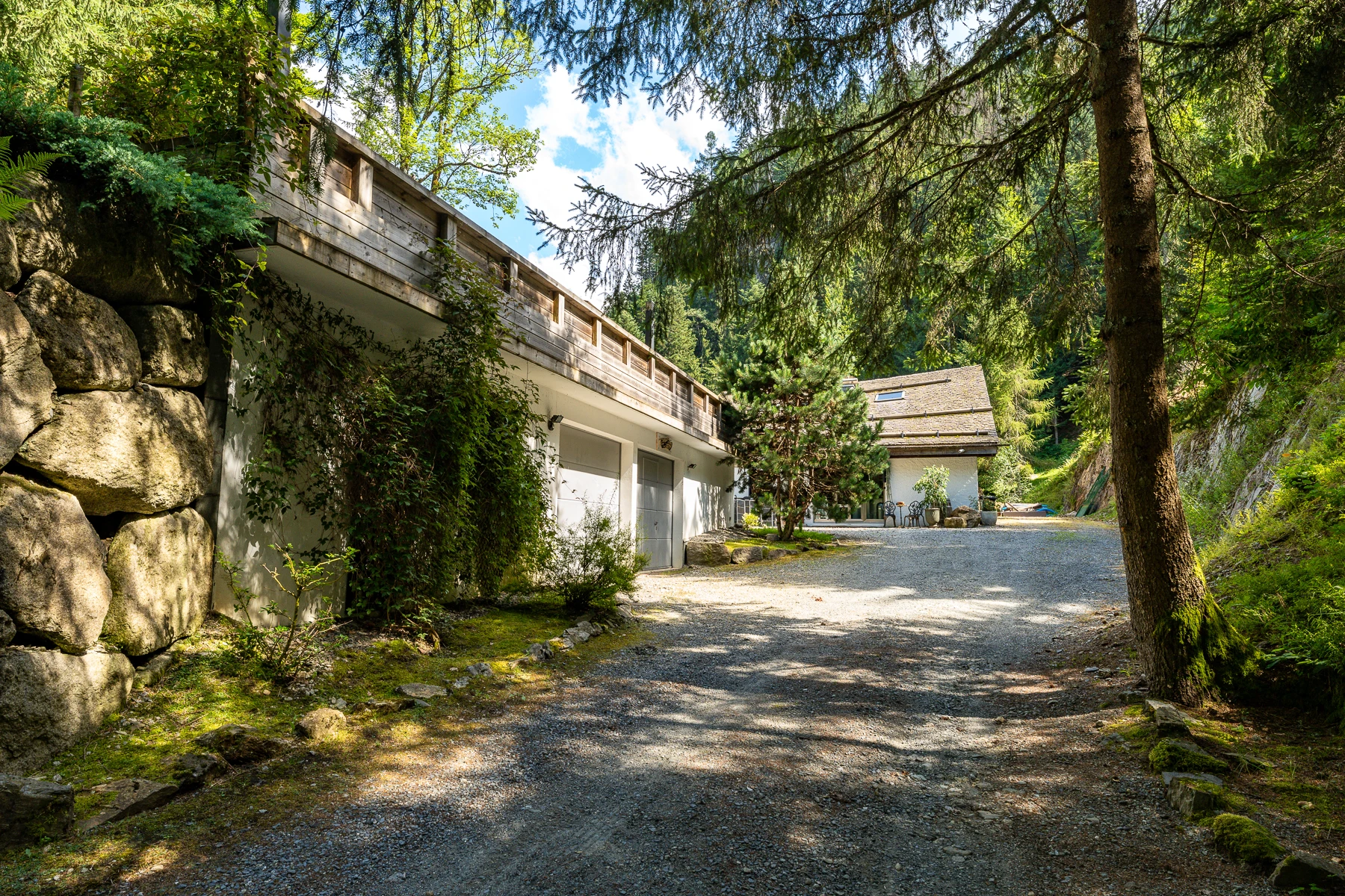Photo de la route privée qui arrive jusque devant la maison