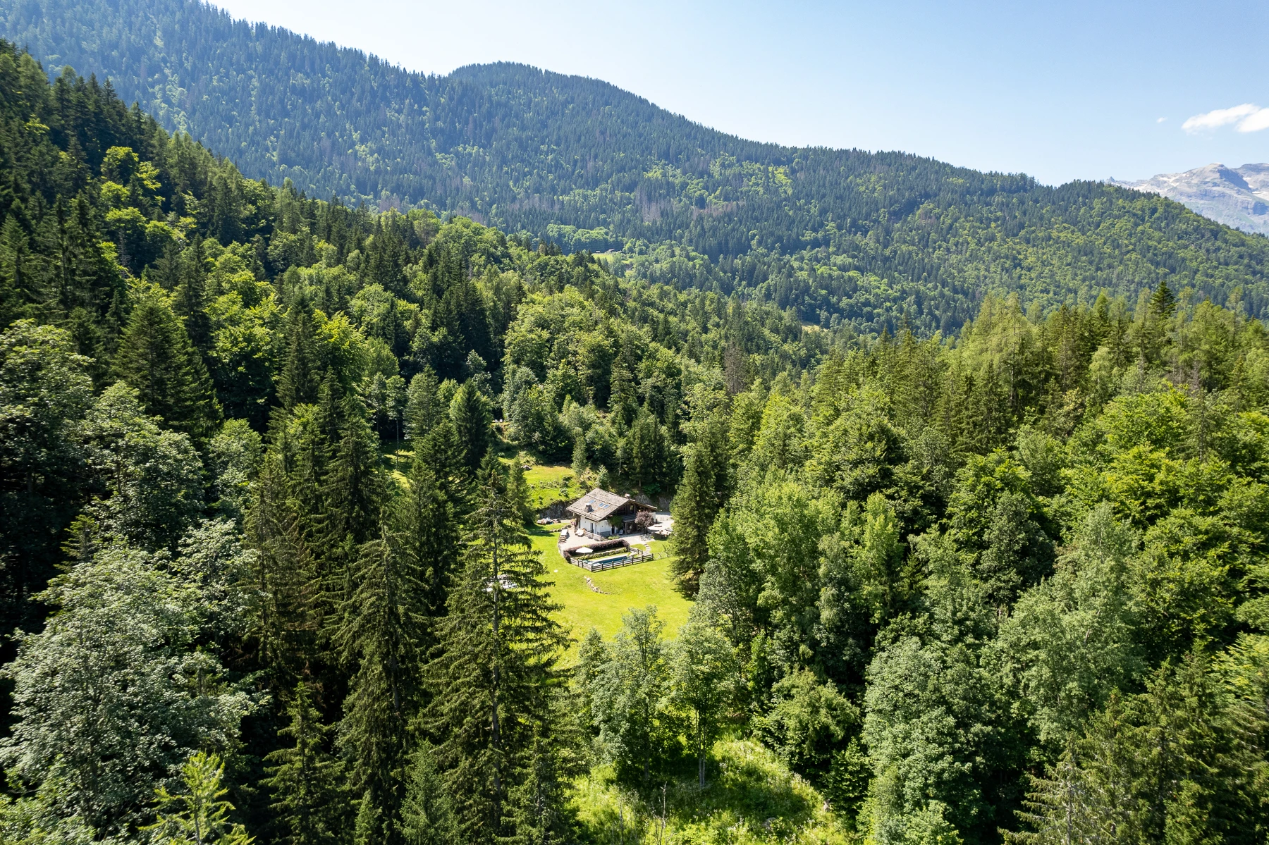 Photo de la Forêt Dormante vue de drone. Une propriété en plein coeur de sa forêt