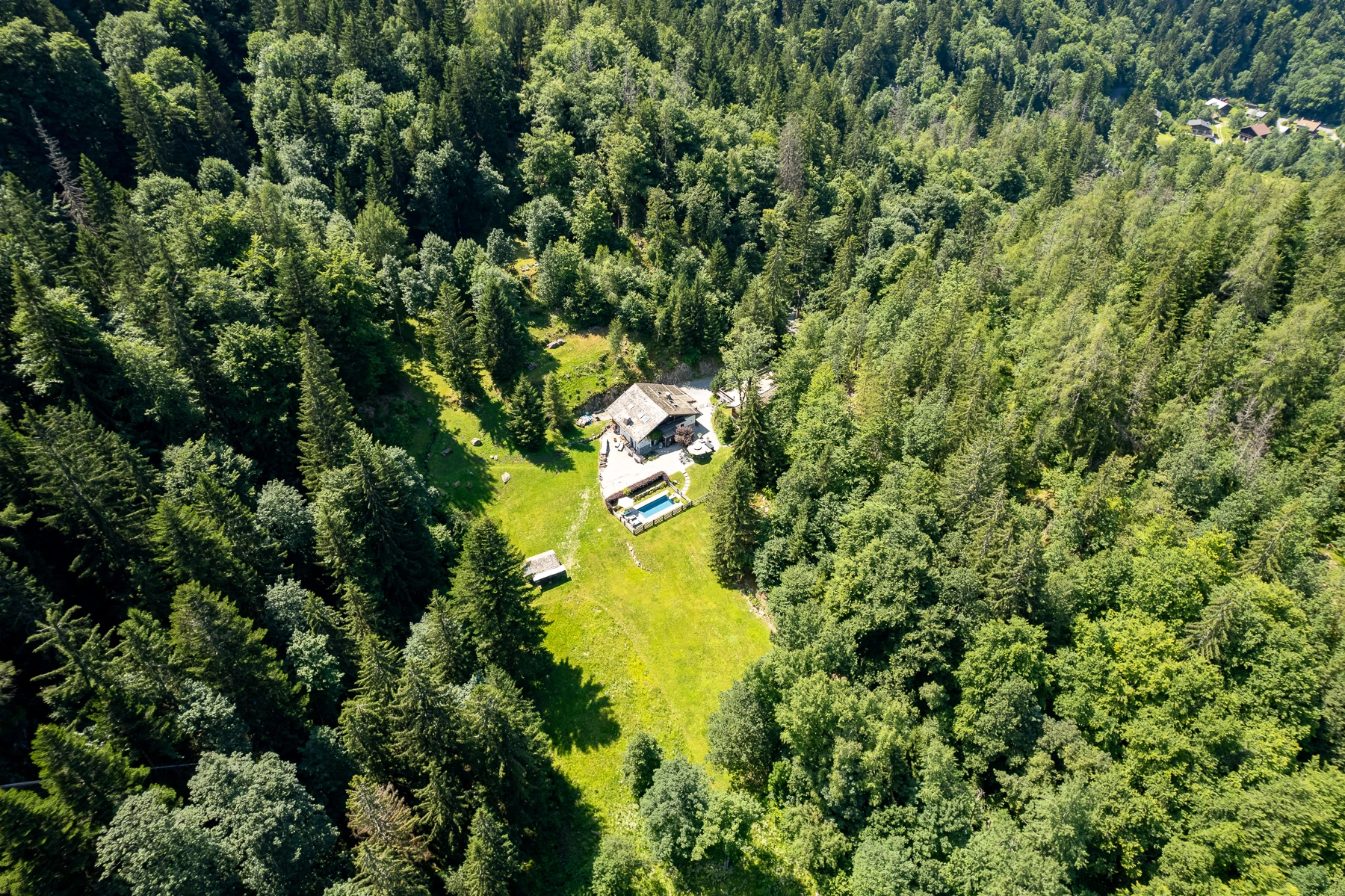 Photo de drone des six hectares de la propriété privée : la maison, le jaridn et la forêt