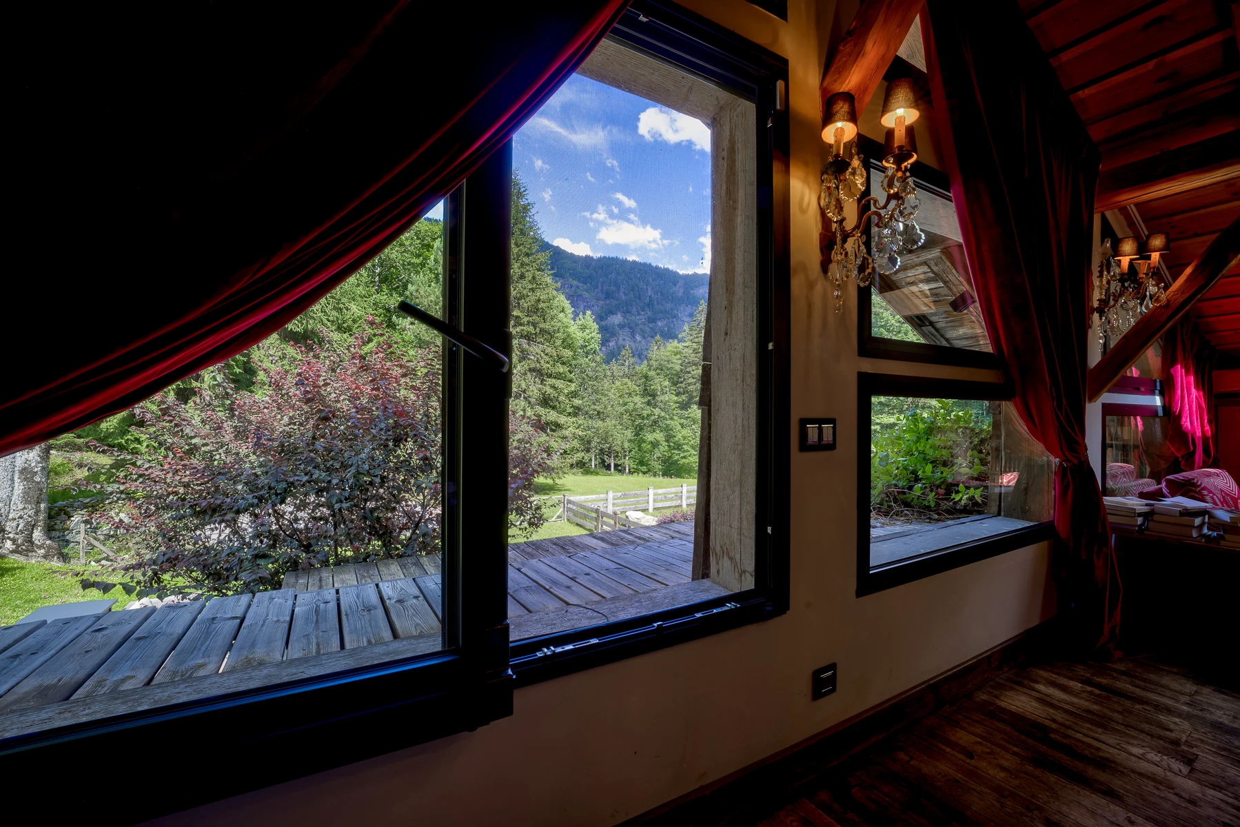 Photo de la grande fenêtre qui donne sur le jardin et les montagnes